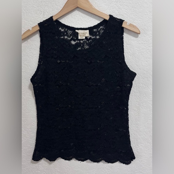 Victoria's Secret Tops - Victoria’s Secret gold label vintage lace sleeveless top